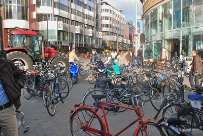 804750 Afbeelding van een chaotische situatie door her en der gestalde fietsen op het Vredenburg te Utrecht, met op de ...
